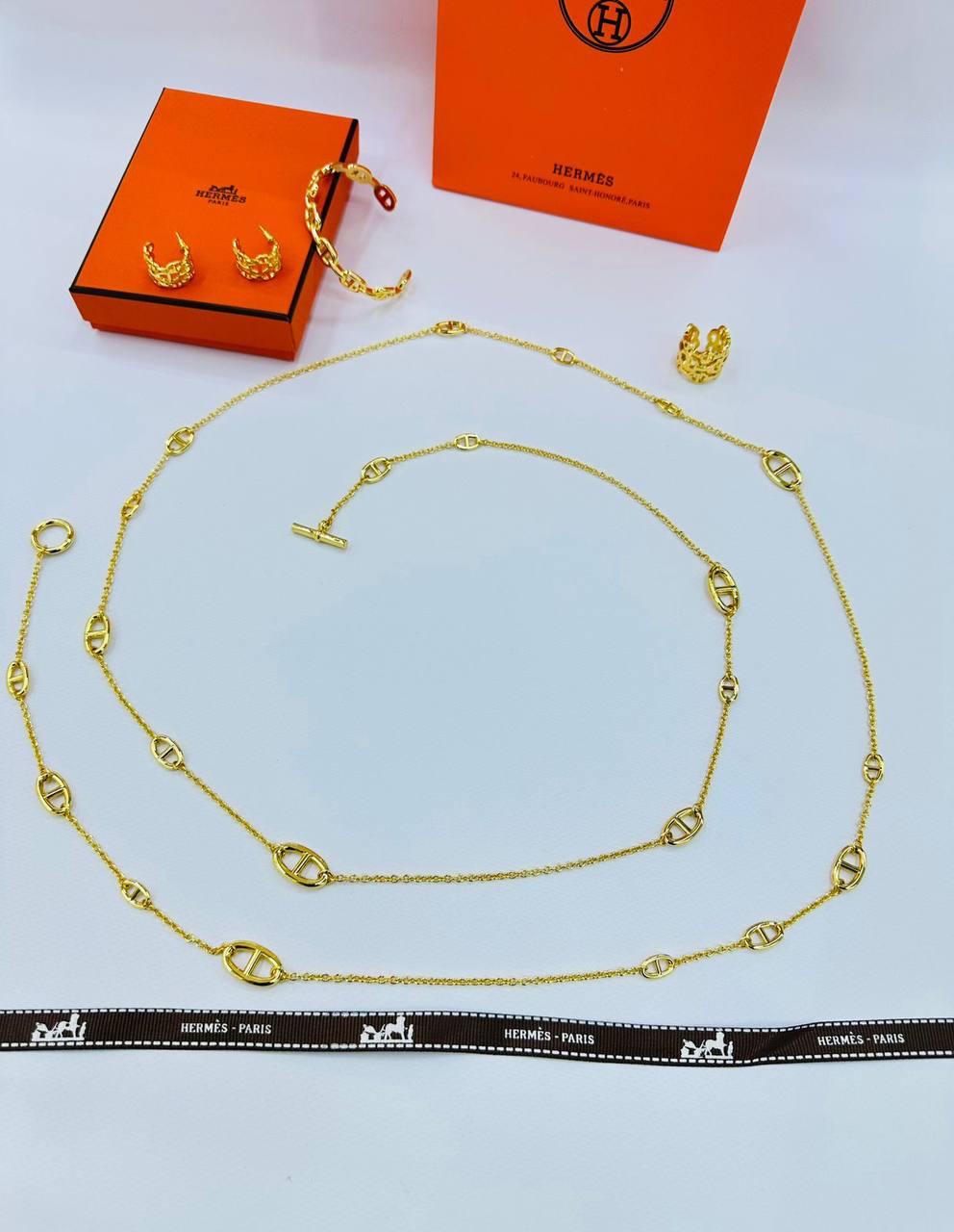 HERMES SET❤️‍🔥*
Necklace size 160cm💥
Bangle free size 🔥
Ring 💍 free size 🐦‍🔥
Earring 🦋
Super master quality 💯
With normal boxes 📦 
270 dhs✅
With master box 🗃️ 
280 dhs✅

Zain216
♥️♥️♥️