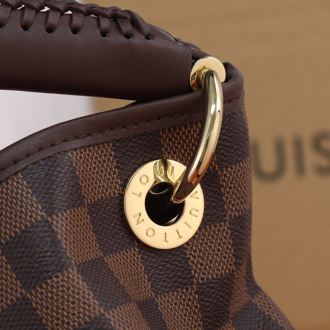 LV
NEW CAME GOOD QUALITY 
115 dhs🪙💕

Zain39
♥️♥️♥️