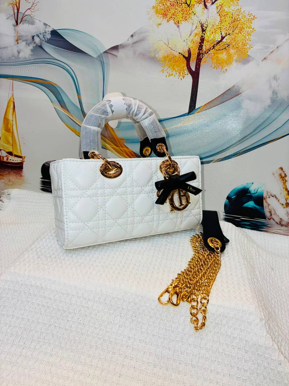 DIOR
Best quality WITH BOX
150 dhs💛
size 22CM

Zain290
♥️♥️♥️