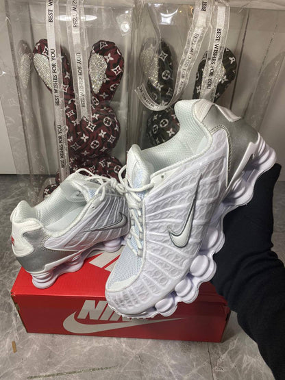 Nike shox TL ‘White’🤍
36 to 45 AVAILABLE🤩
230 dhs🇦🇪🇦🇪

Zain242
♥️♥️♥️