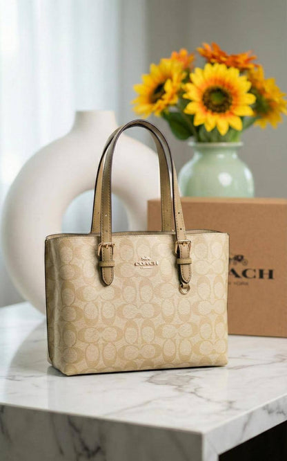 COACH 🆕
PREMIUM QUALITY 🔥
ROSE GOLD HARDWARE 
95 dhs🪙🌨️
WITH BOX 📦 

Zain28
♥️♥️♥️