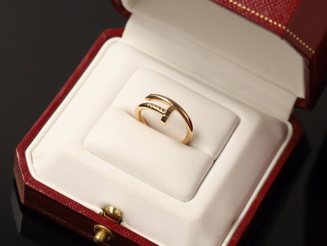 Ring  Thin Cartier
45 dhs🪙💚
Size 
5-6-7-8-9
With Good box And Paper Bag
🎁🎁🎁

Zain89
♥️♥️♥️