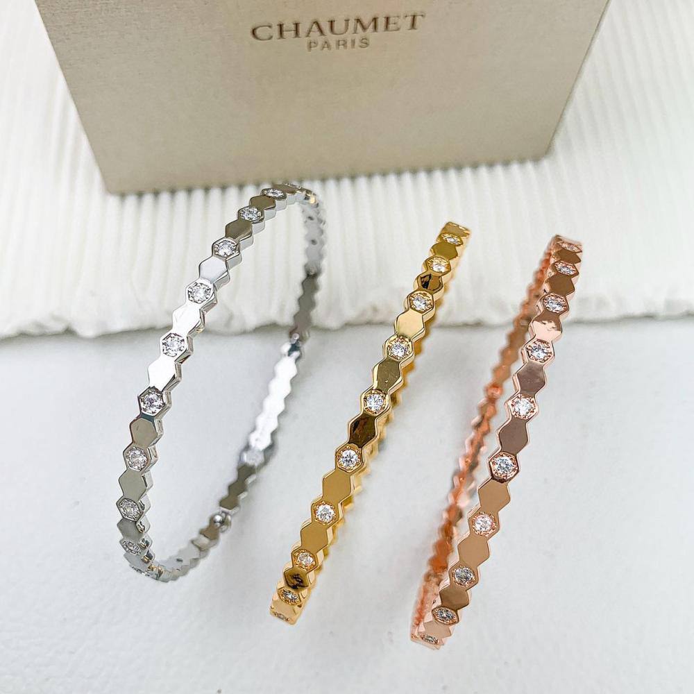 CHAUMET 🦋*
Bangle 💥
Master quality 💯
With black boxes 📦 
55 dhs🪙🌨️
With master box 🗃️ 
120 dhs🪙🌨️

Zain216
♥️♥️♥️