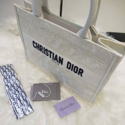 Dior

125 dhs🇦🇪🇦🇪
High quality 

Zain235
♥️♥️♥️