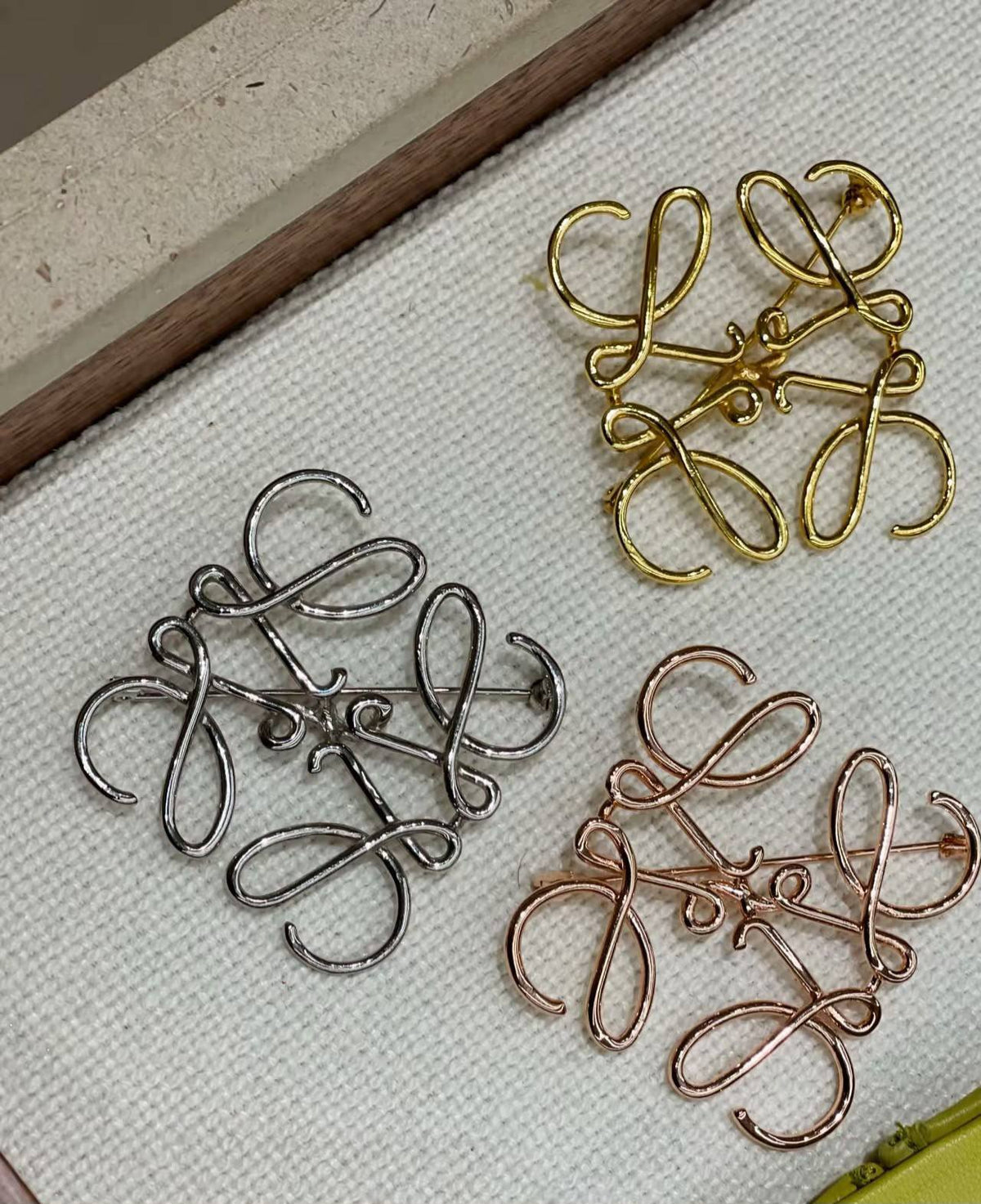 LOEWE 😍
BROOCH 🦋
Master quality 💯
With normal boxes 🗃️ 
45 dhs🇦🇪🇦🇪🇦🇪

With master box 📦 
60 dhs🇦🇪🇦🇪🇦🇪

Zain216
♥️♥️♥️