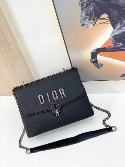 Dior
110 dhs🪙🌨️

Zain143
♥️♥️♥️