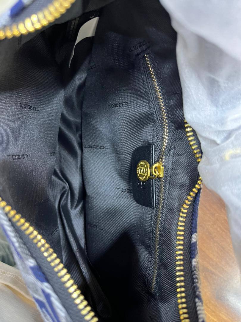 Fendi 
100 dhs✅

with box🎁

size 24cm

Zain213
♥️♥️♥️