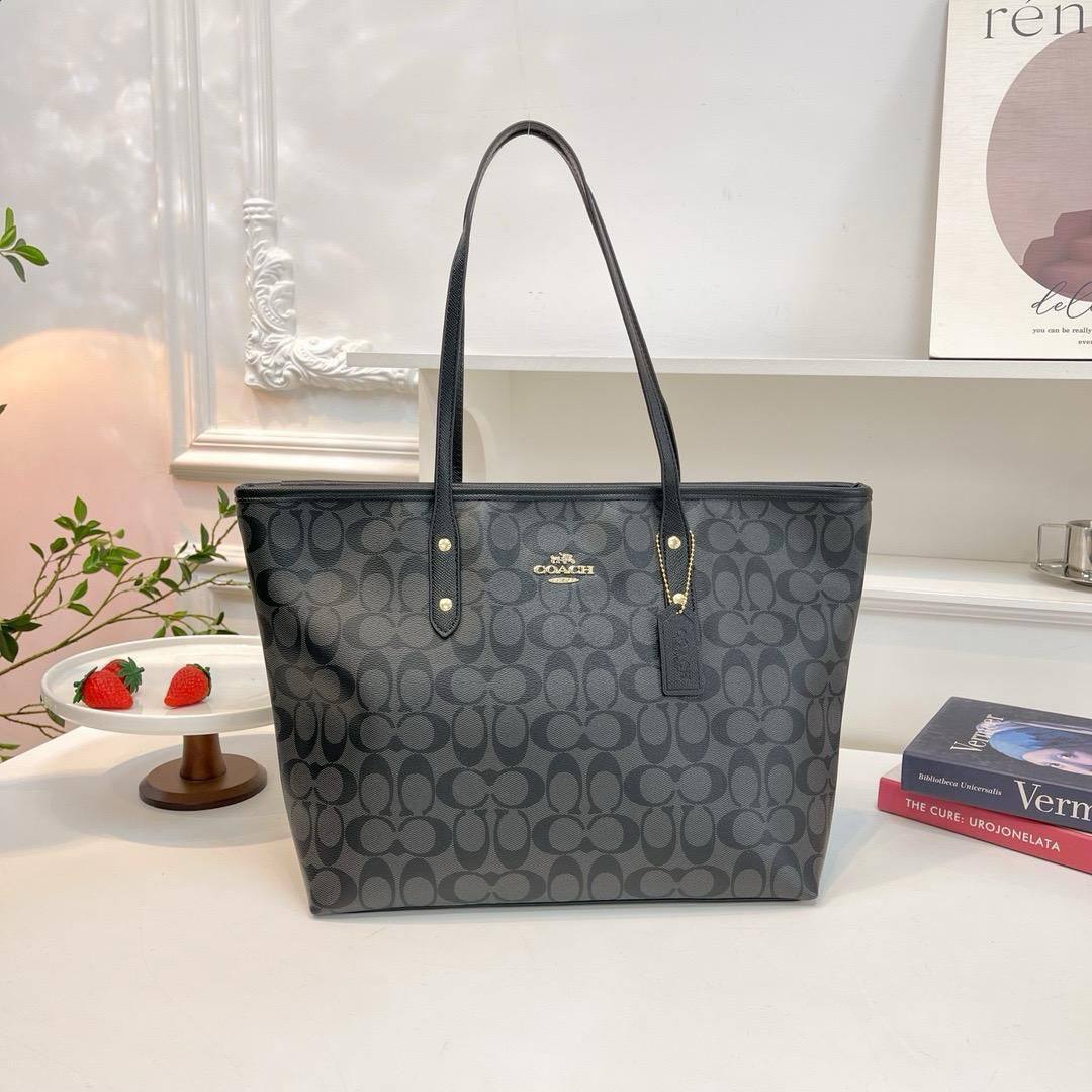 Coach

42*29*15 cm

With box 
🎁🎁🎁

90 dhs✅

Zain17
♥️♥️♥️