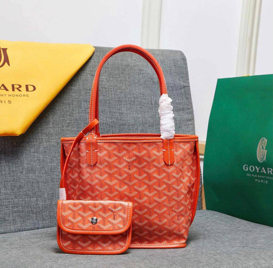 Goyard
Small     75 dhs✅
Medium 80 dhs✅
Large      85 dhs✅

Zain42
♥️♥️♥️