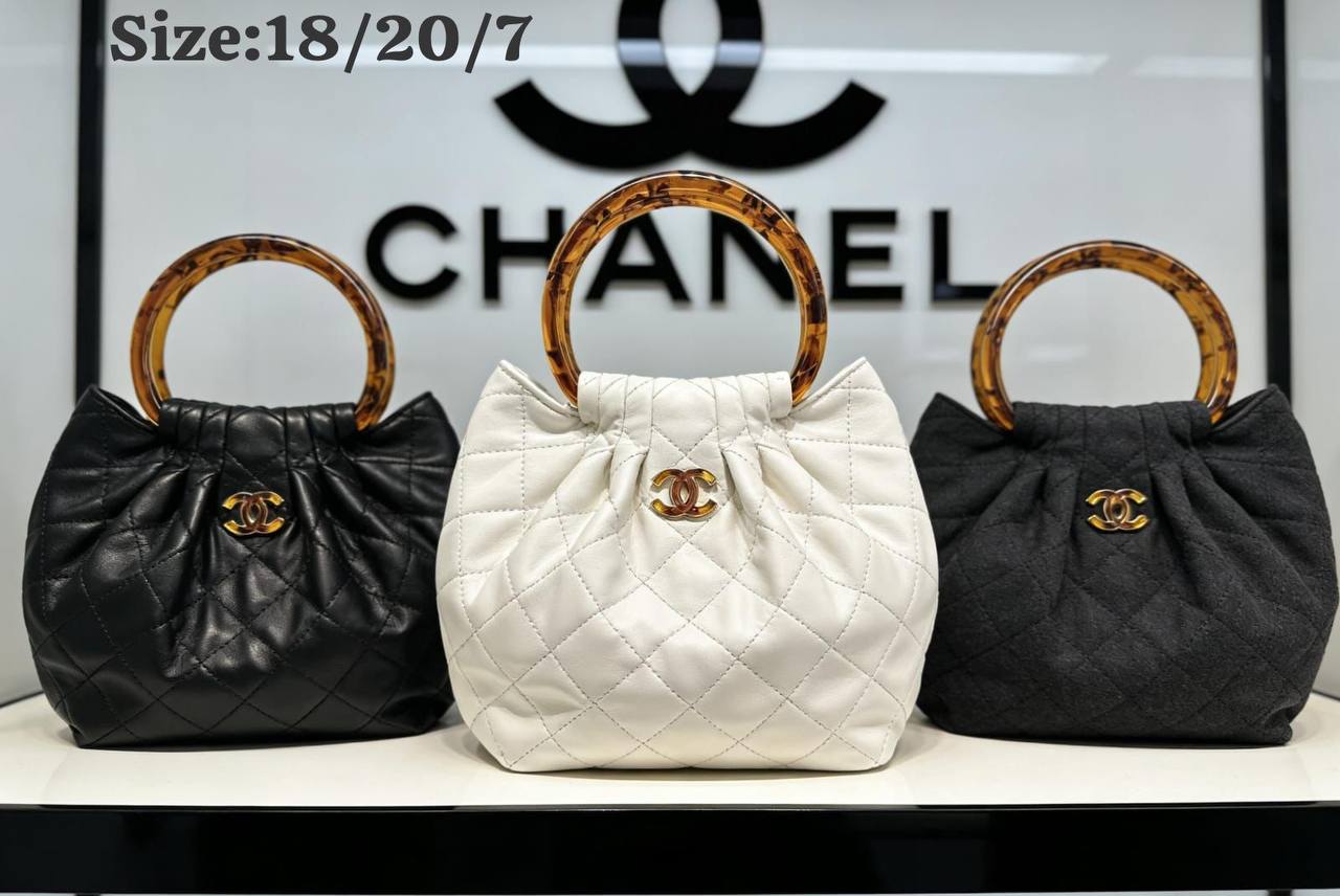 Chanel
105 dhs✅ 
with box 
🎁🎁🎁

Size :18/20/7

Zain07
♥️♥️♥️