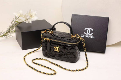 CHANEL 

NEW CAME GOOD QUALITY 
WITH BOX 
🎁🎁🎁

100 dhs🌺

Zain39
♥️♥️♥️
