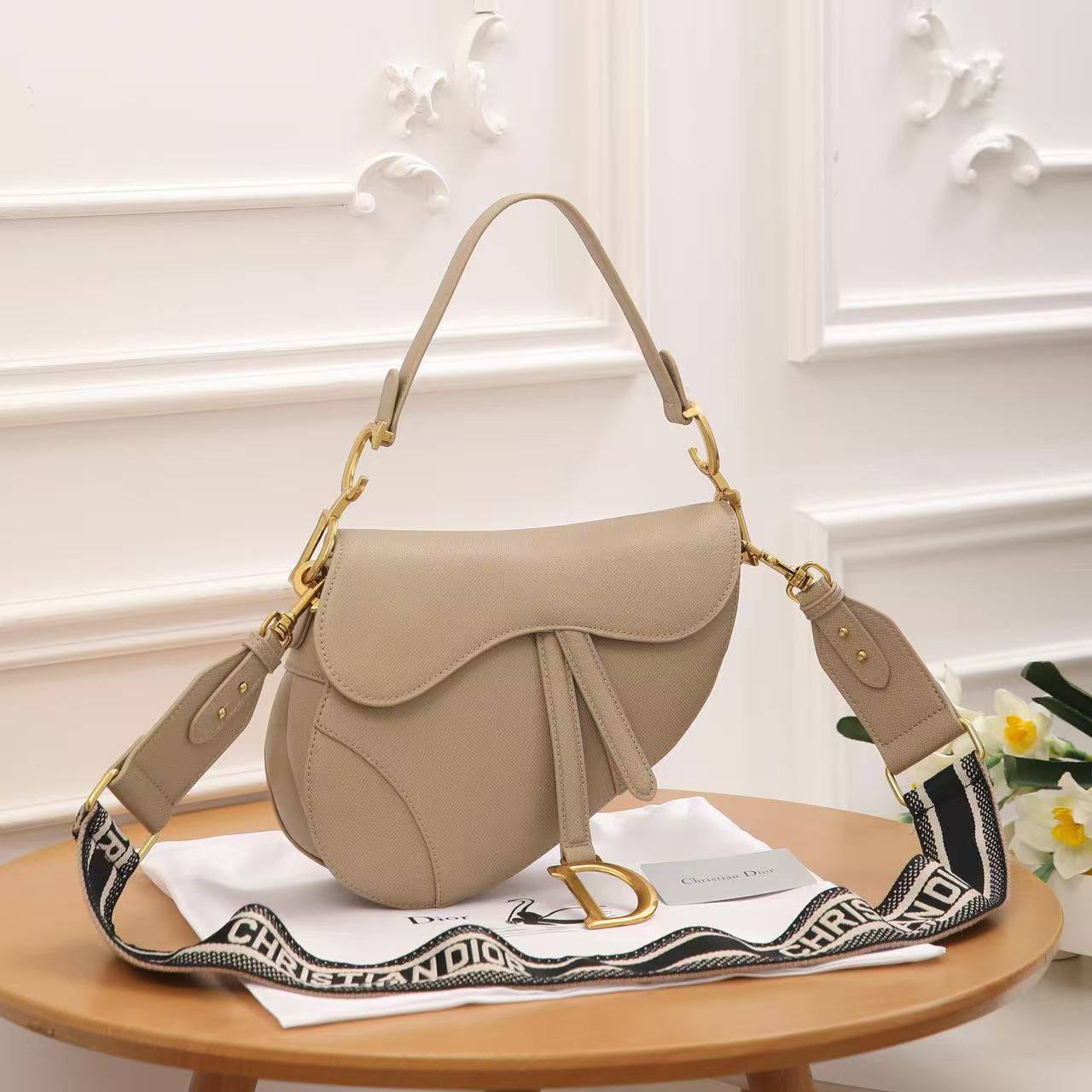 Dior
withbox 
120 dhs✅

Zain143
♥️♥️♥️
