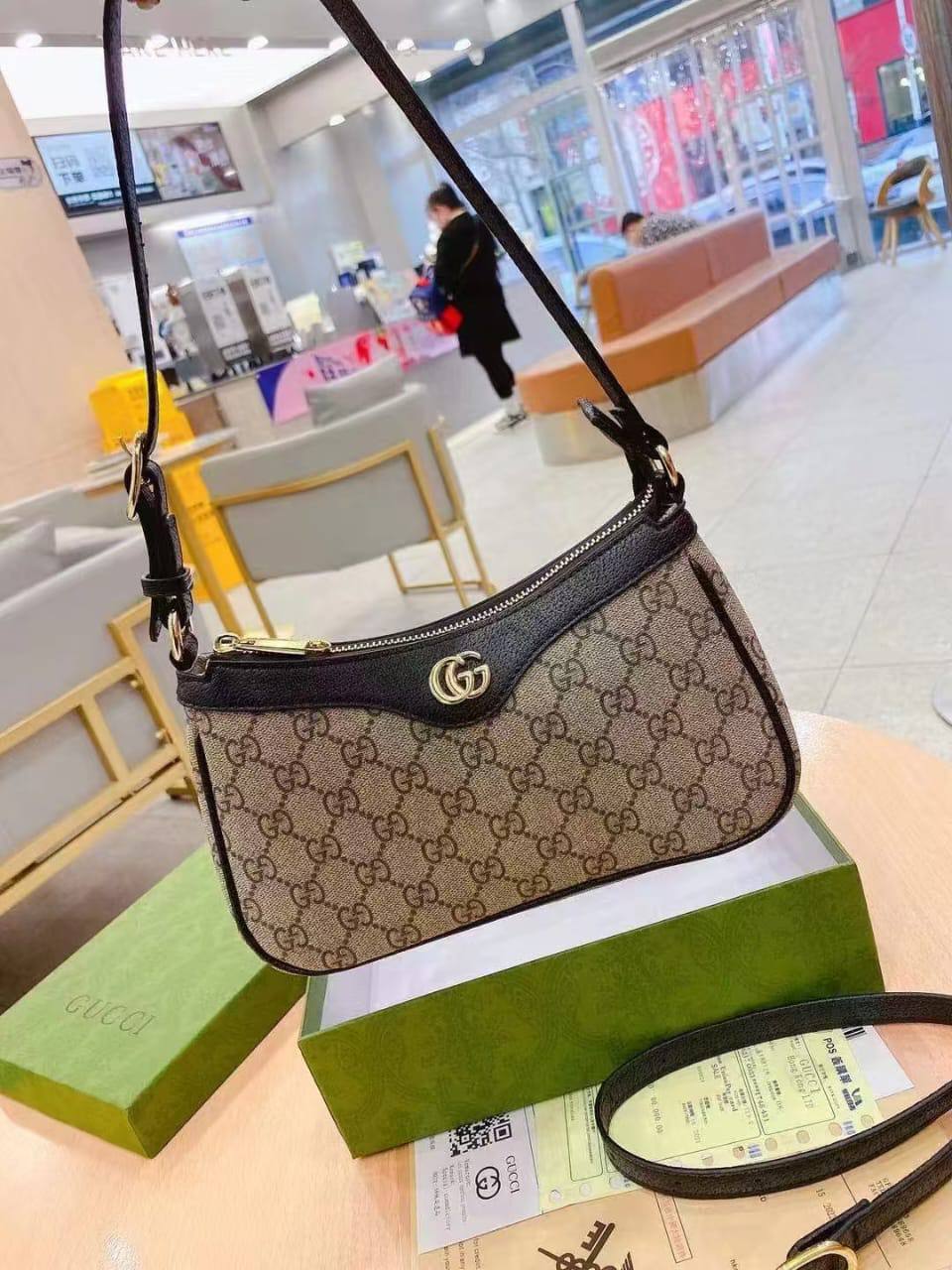 Gucci

90 dhs✅

Good  quality

Size: 25cm

with box
🎁🎁🎁

Zain74
♥️♥️♥️