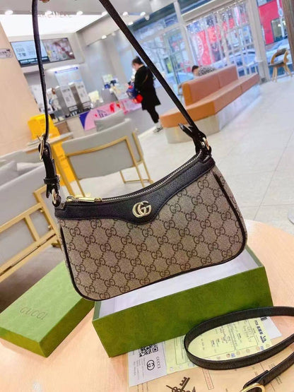 Gucci

90 dhs✅

Good  quality

Size: 25cm

with box
🎁🎁🎁

Zain74
♥️♥️♥️