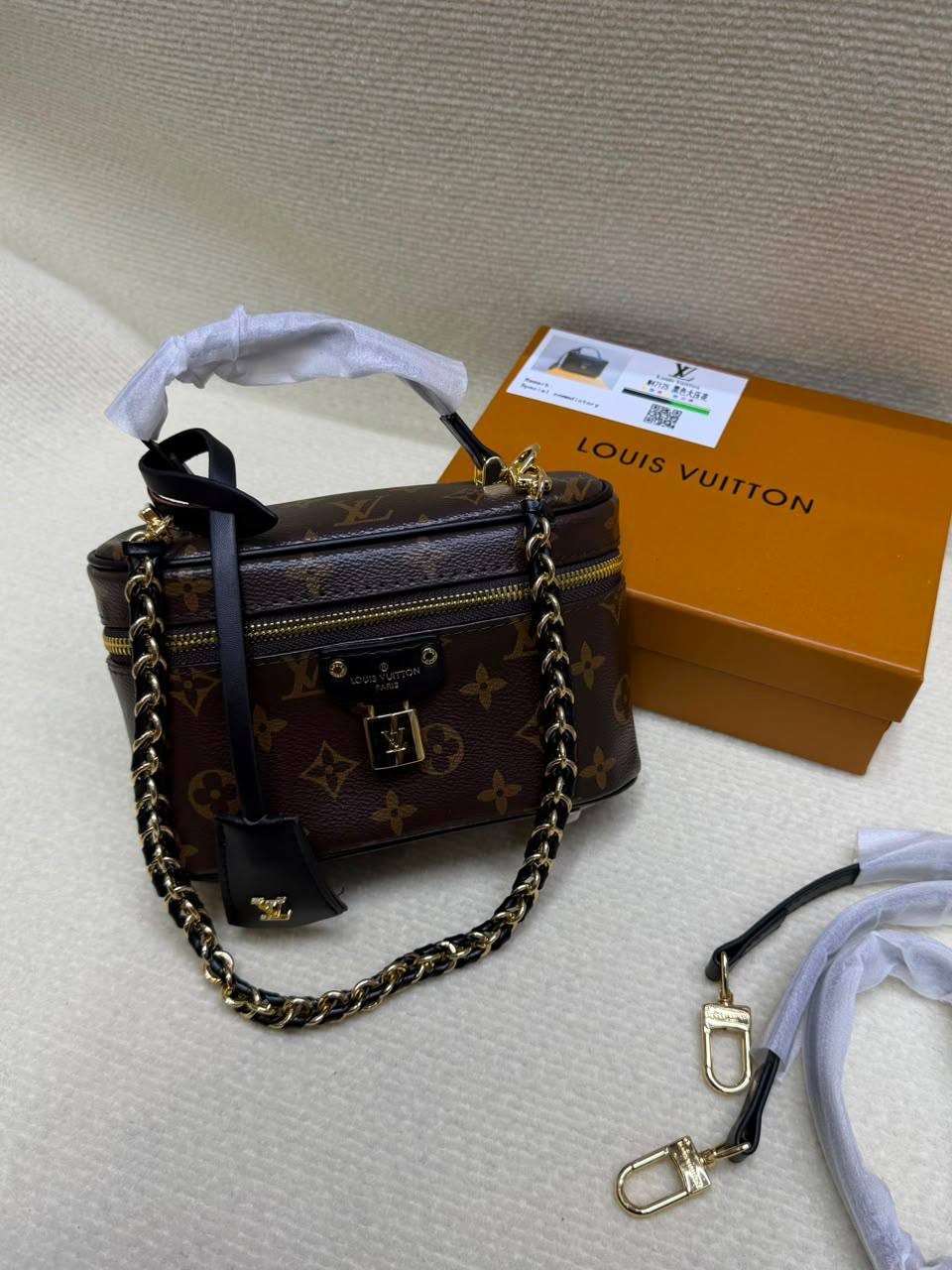LV
90 dhs✅
with box
size 19×7×12cm

Zain42
♥️♥️♥️