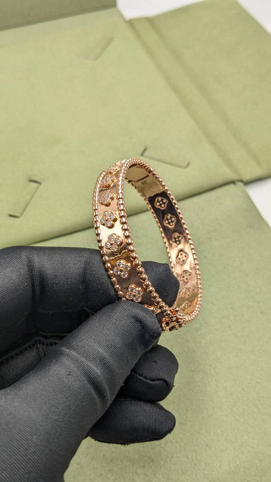 VCA
*Master Quality* 
*Bracelet*
110 dhs✅ with Normal Box 🎁

Zain210
♥️♥️♥️