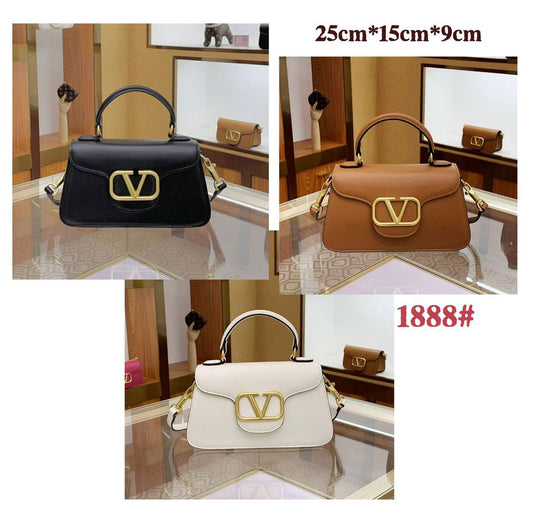 VALENTINO 
NEW CAME GOOD QUALITY
 WITH BOX 
🎁🎁🎁

100 dhs🪙💕

Zain39
♥️♥️♥️