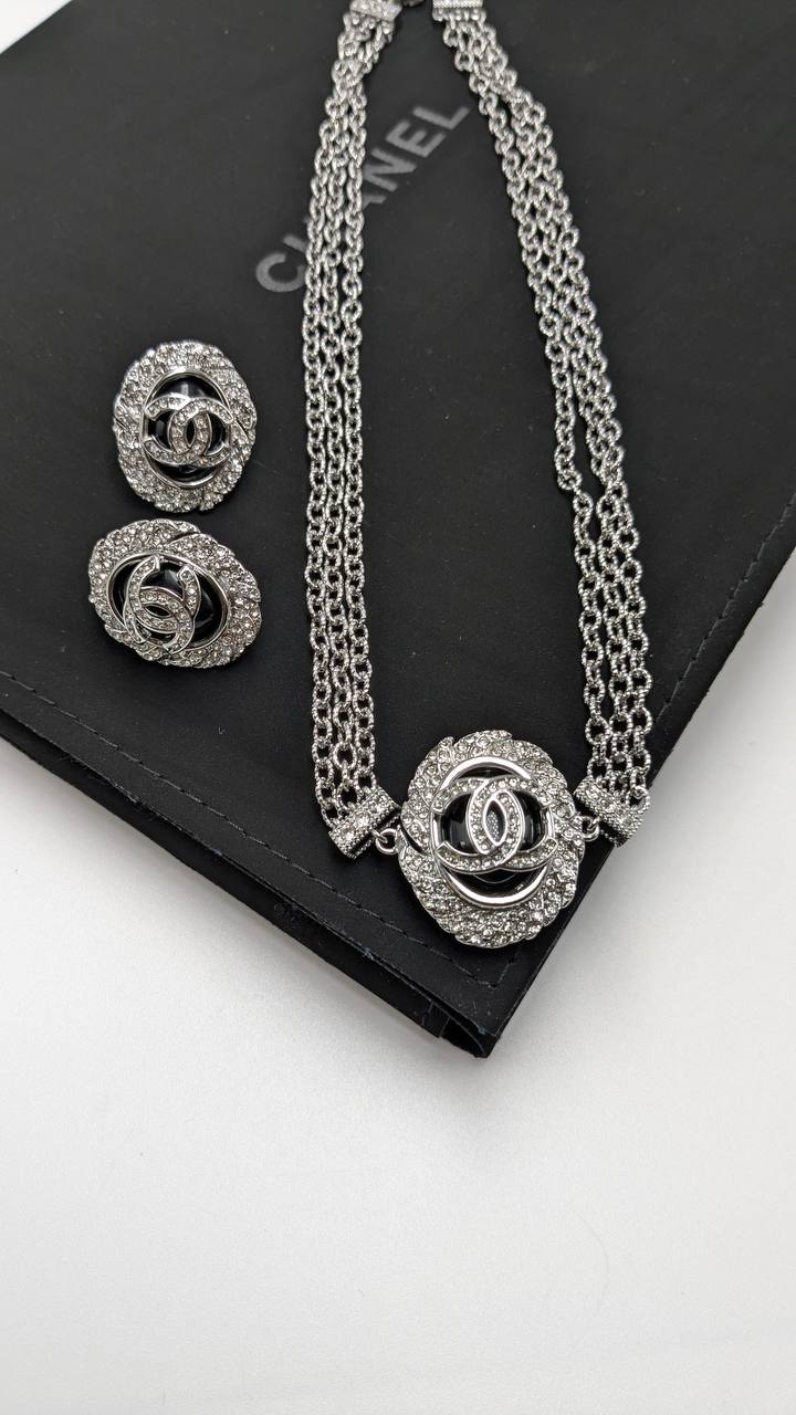 Chanel
*Master Quality* 
*Necklace & Earrings*
160 dhs👑 with Normal Box 🎁
190 dhs👑 with Good Box 🎁
230 dhs👑 with Master Box 🎁

Zain210
♥️♥️♥️