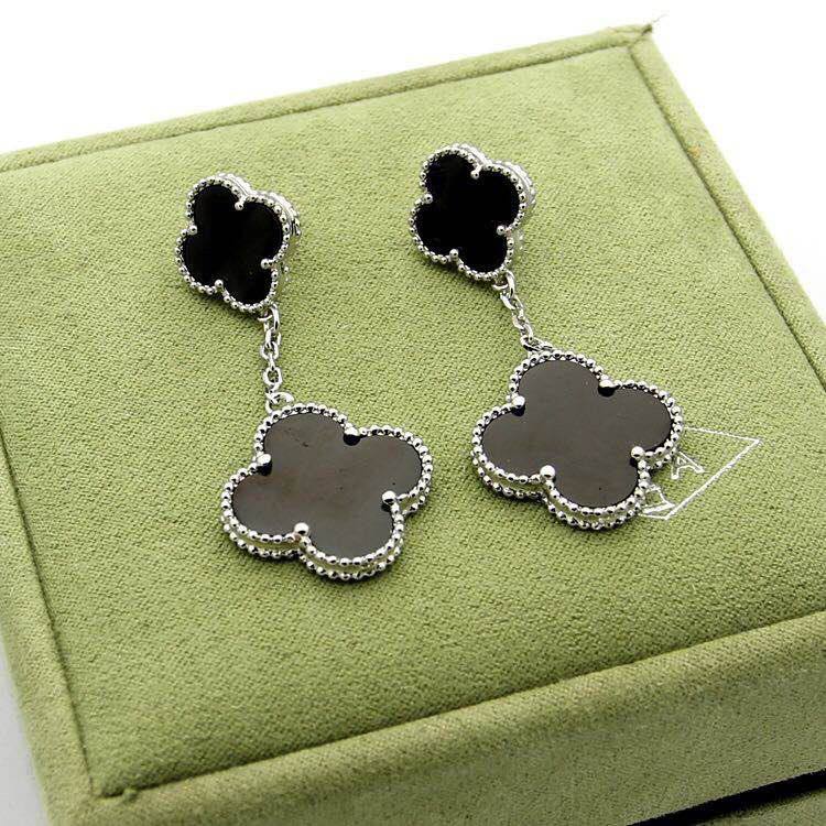 VCA 💫✨
       *Earrings 2 FLOWER*     💎
65 dhs🪙🌨️
             _WITH_
        *GOOD Box*📦
🎁🎁🎁


Zain89
♥️♥️♥️