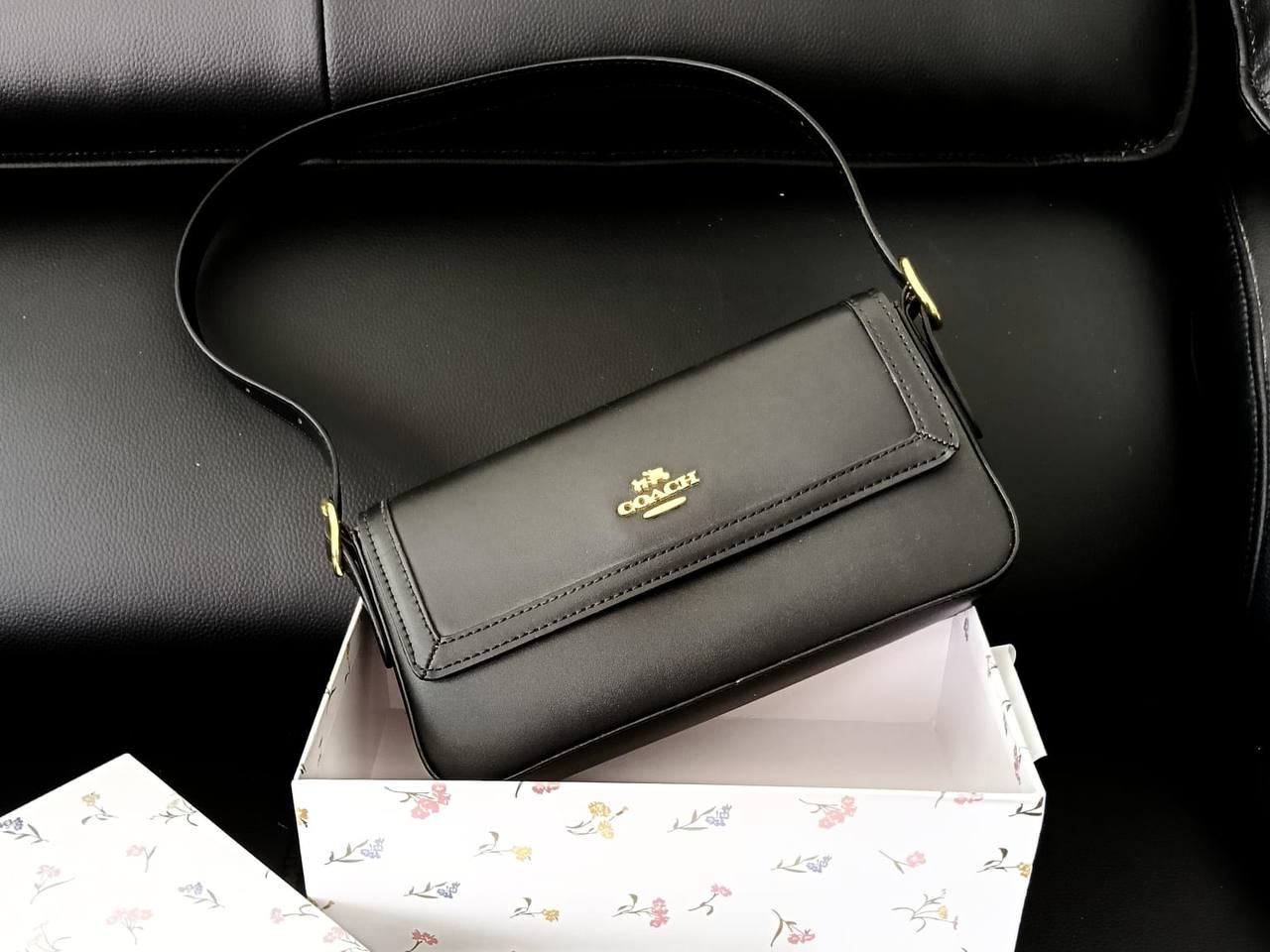 Coach
80 dhs🇦🇪

with box
🎁🎁🎁

size 25cm

Zain26
♥️♥️♥️