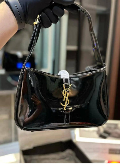 Fendi

85 dhs✅

with box
🎁🎁🎁

Zain38
♥️♥️♥️