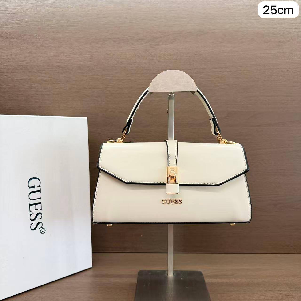 💎  Guess handbag
1️⃣ First quality +🎁  
Size : 25 * 13 cm
100 dhs🇦🇪🇦🇪
with box 🎁

Zain115
♥️♥️♥️