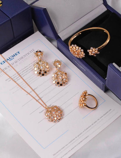 CHAUMET SET❤️‍🔥*
Necklace ✨
Earring 🦋
Ring 💍 available size👇
6,7,8,9
Bangle 🐦‍🔥
Master quality 💯
With normal boxes 🗃️ 
230 dhs💓
With master box 🗃️ 
300 dhs💓

Zain216
♥️♥️♥️