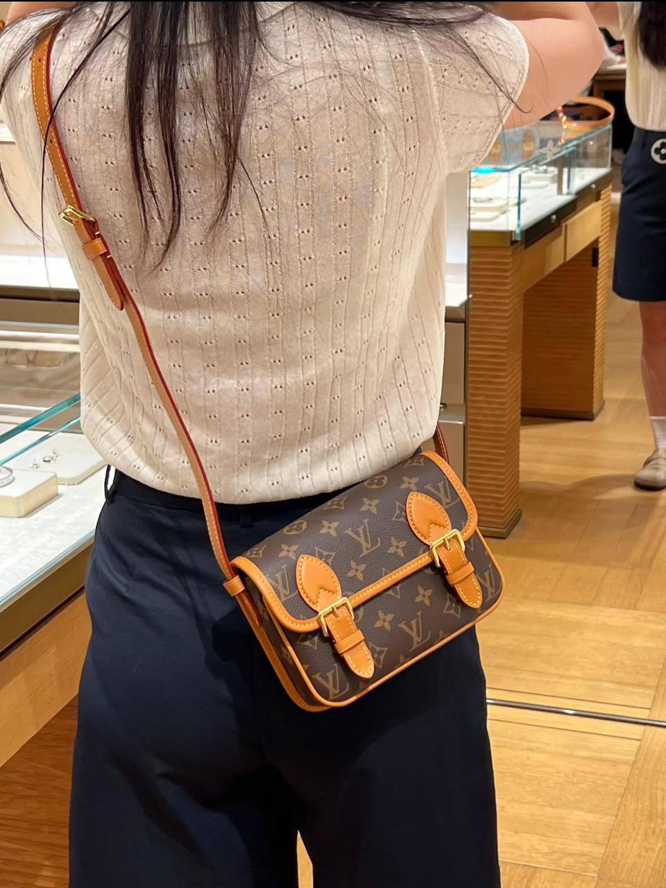 LV

NEW CAME HIGH QUALITY UNISEX WITH DOUBLE BOX 

120 dhs🇦🇪🇦🇪

Zain17
♥️♥️♥️