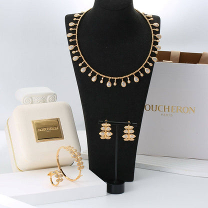 Boucheron Set
Bvlgari Set
350 dhs🪙💚
Necklace 
Bracelet 
Earrings 
Ring
With Good Box And Paper Bag

Zain89
♥️♥️♥️