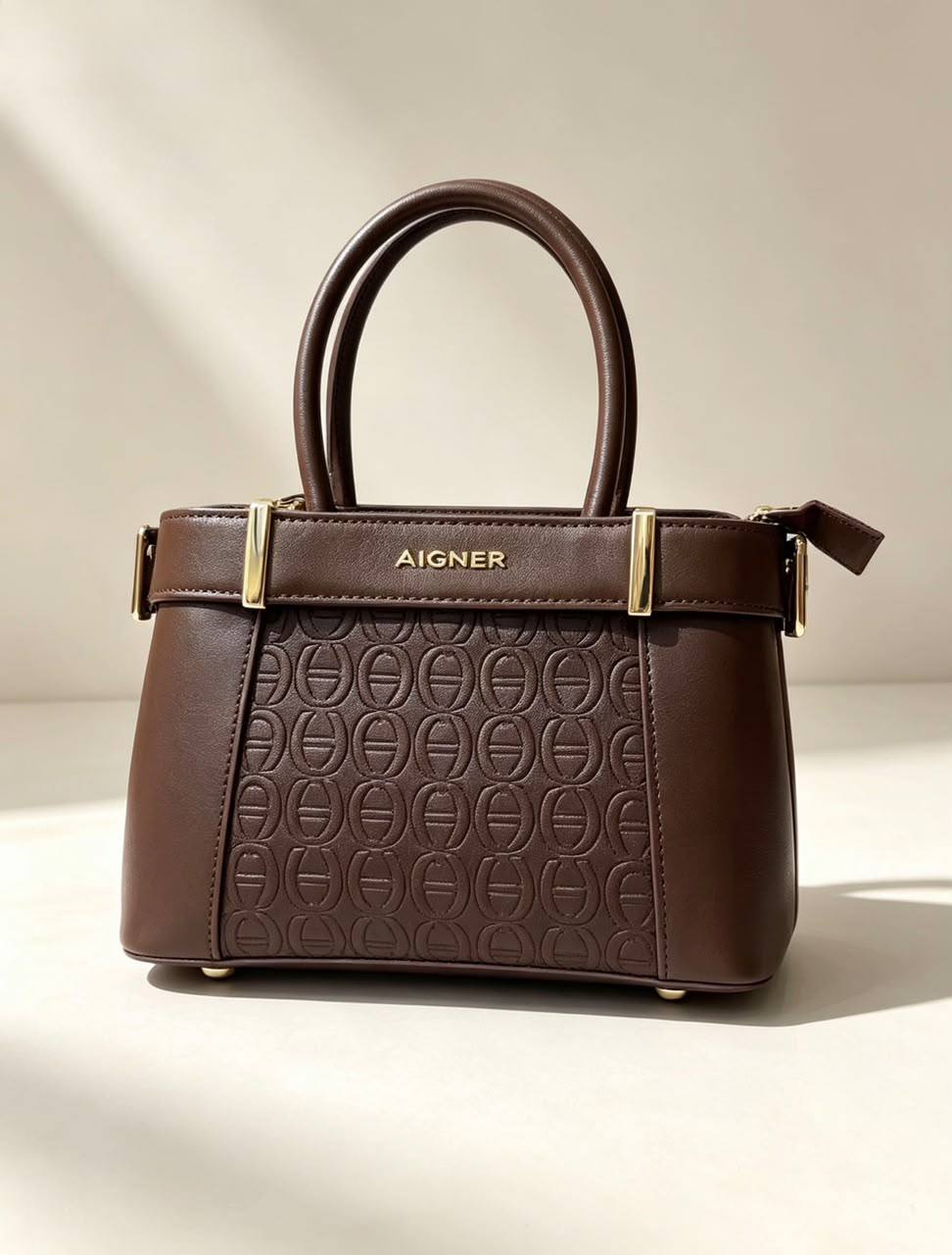 Aigner

100 dhs🇦🇪🇦🇪

SIZE：22cm
Good-quality 
with box
Zain35
♥️♥️♥️