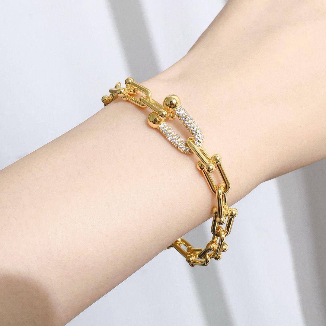 Tiffany ❤️‍🔥*
Necklace 🐦‍🔥
Earring 🦋
Bracelet 🍁
Master quality 💯
With normal boxes 📦 
210 dhs🪙🌺
With master box 🗃️ 
250 dhs🪙🌺

Zain216
♥️♥️♥️