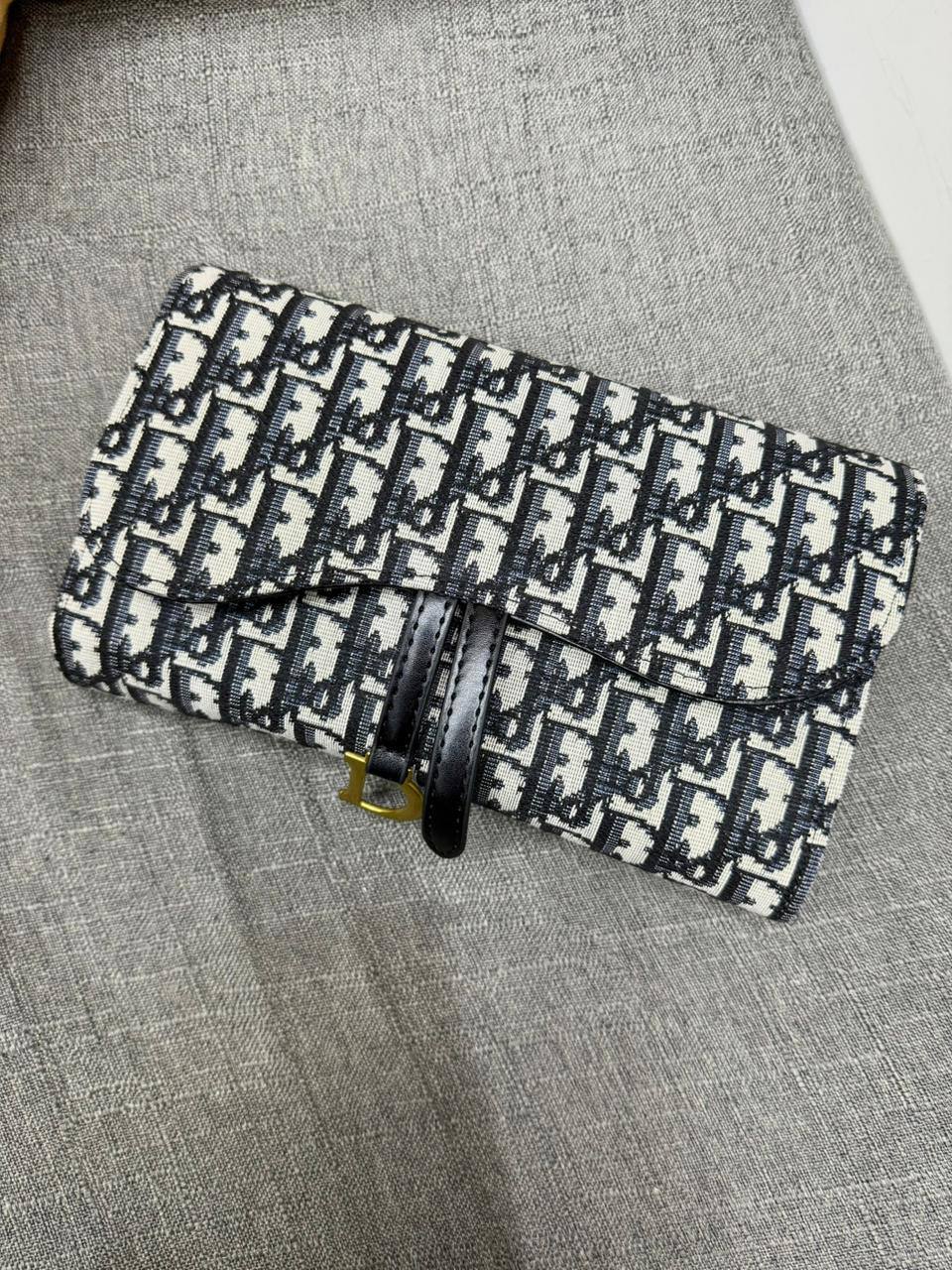 DIOR 

Size ：23CM  

90 dhs🇦🇪🇦🇪
withbox

Zain04
♥️♥️♥️