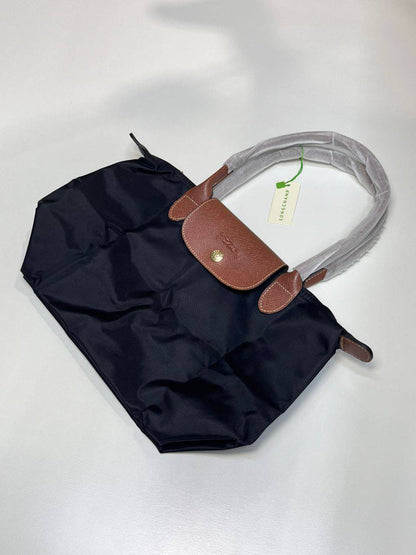 Longchamp
60 dhs🪙🌨️
size 36×24×14cm

Zain42
♥️♥️♥️