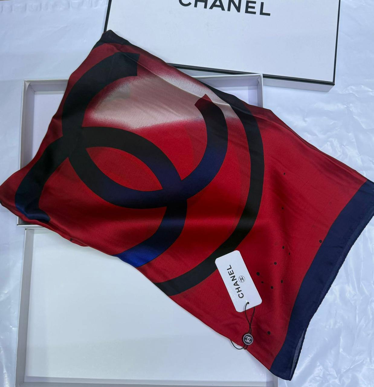 Chanel
Silk scarf 
40 dhs✅
55 dhs✅ 

with box🎁🎁🎁

Zain93
♥️♥️♥️
