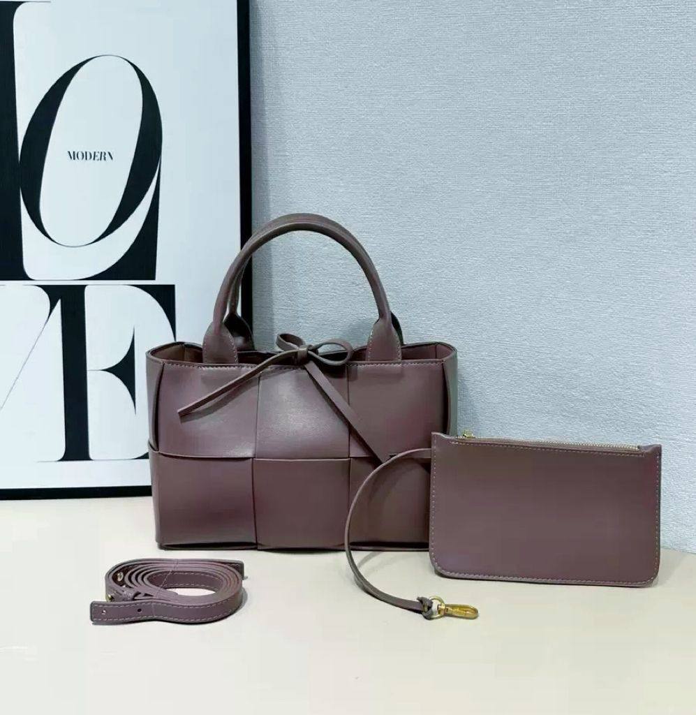 BOTTEGA 
GOOD QUALITY  

WITH BOX
🎁🎁🎁

110 dhs✅

Zain39
♥️♥️♥️