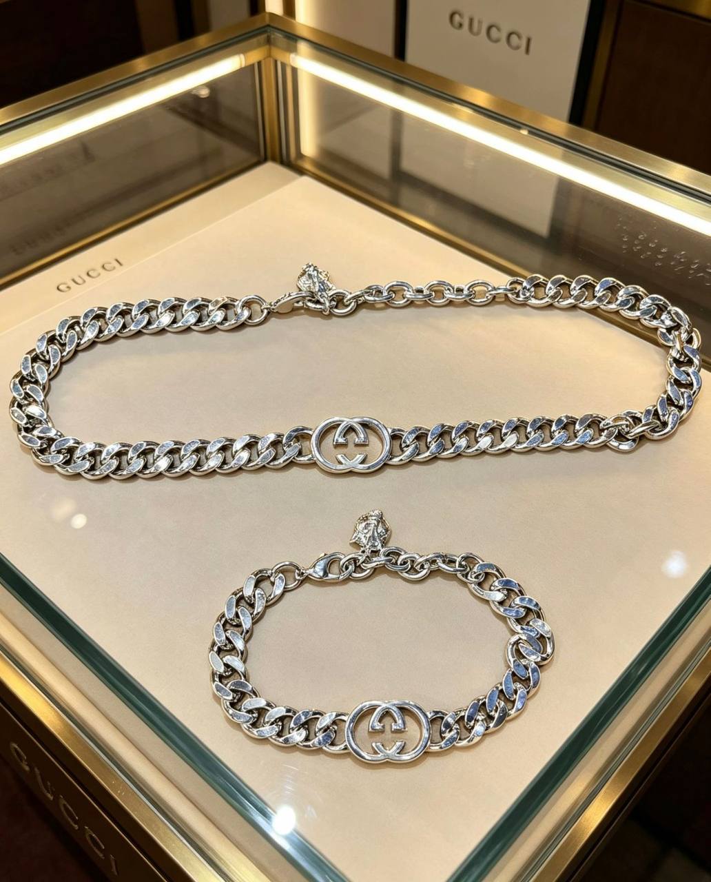 Gucci❤️‍🔥*
Necklace ✨
Bracelet 🦋
Master quality 💯
With normal boxes 📦 
100 dhs✅
With master box 🗃️ 
120 dhs✅

Zain216
♥️♥️♥️