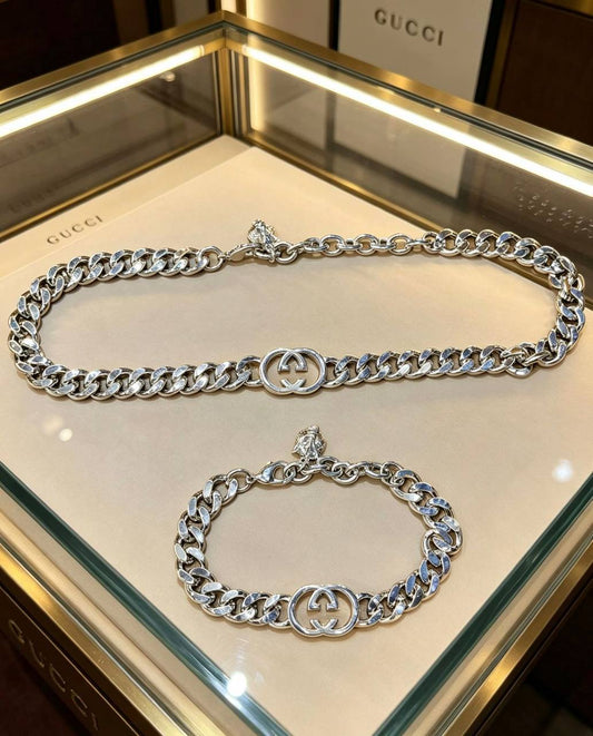 Gucci❤️‍🔥*
Necklace ✨
Bracelet 🦋
Master quality 💯
With normal boxes 📦 
100 dhs✅
With master box 🗃️ 
120 dhs✅

Zain216
♥️♥️♥️