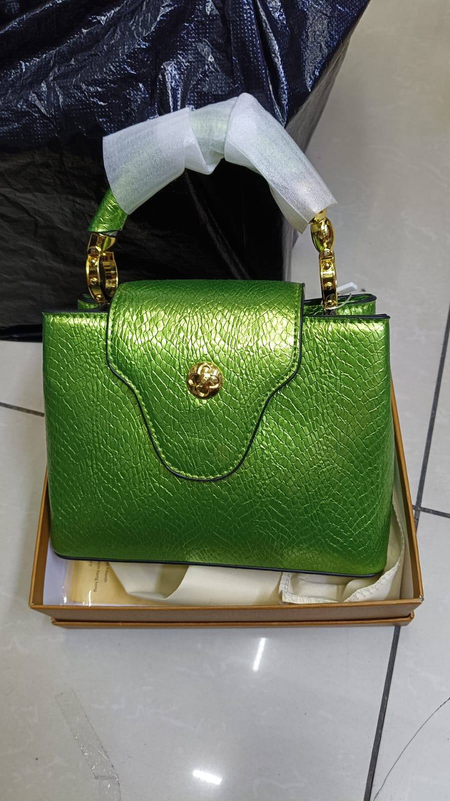 LV
Bags

with box

Zain26
♥️♥️♥️