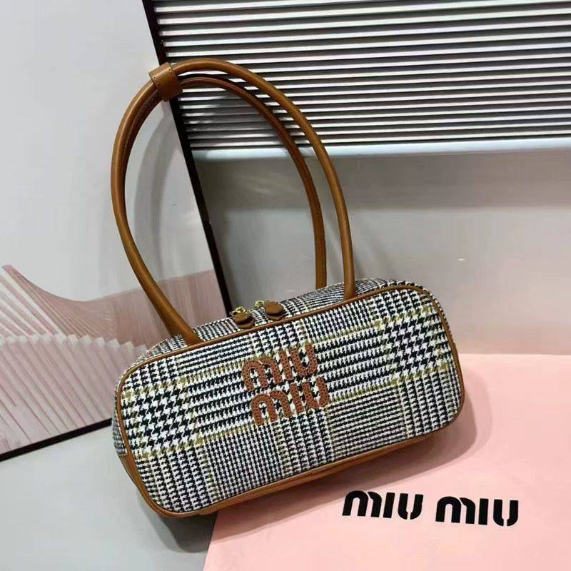 MIU MIU 
Best quality 
100 dhs✅

size 30. Cm

Zain290
♥️♥️♥️