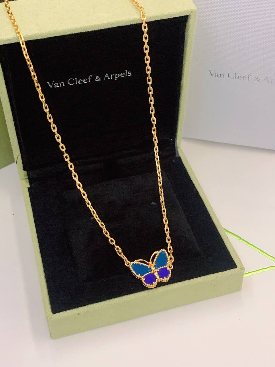 VCA
VANCLEAF SET
MASTER💫✨
NECKLACE 
BRACELET 
EARRINGS 
RING
150 DHS✅
 WITH GOOD BOX AND PAPER BAG 🎁🛍️

Zain89
♥️♥️♥️