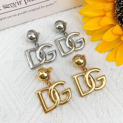 D&G 🔥*
Earring 🌊
Master quality 💯
With normal boxes 📦 
55 dhs✅

Zain216
♥️♥️♥️