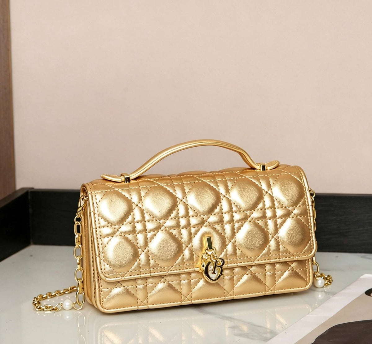 DIOR

Best quality 

with box

105 dhs🇦🇪🇦🇪

size 21CM
Zain290
♥️♥️♥️