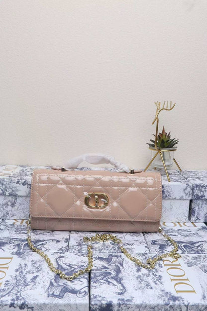 Dior
withbox 
100 dhs🇦🇪🇦🇪

Zain143
♥️♥️♥️