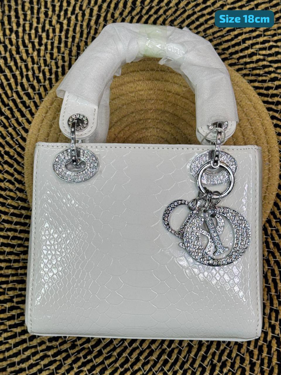 Dior
Good quality 
with box 
🎁🎁🎁

120 dhs✅

Zain186
♥️♥️♥️