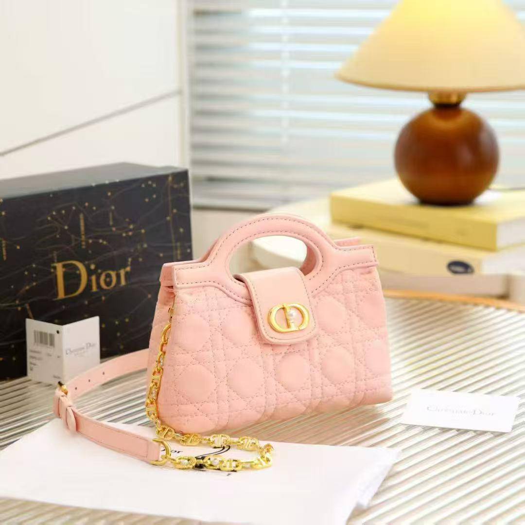 CHRISTIAN DIOR
ᴊᴏʟɪᴇ ᴛᴏᴘ ʜᴀɴᴅʟᴇ ʙᴀɢ
ʟᴀᴍʙsᴋɪɴ ʟᴇᴀᴛʜᴇʀ ᴍᴀᴛᴇʀɪᴀʟ
ɢᴏʟᴅ ʜᴀʀᴅᴡᴀʀᴇ
sɪᴢᴇ: 20 cm
ᴡɪᴛʜ BOX
🎁🎁🎁

110 dhs🪙🌨️

Zain31
♥️♥️♥️