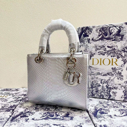 Chanel
95 dhs💓

Zain129
♥️♥️♥️