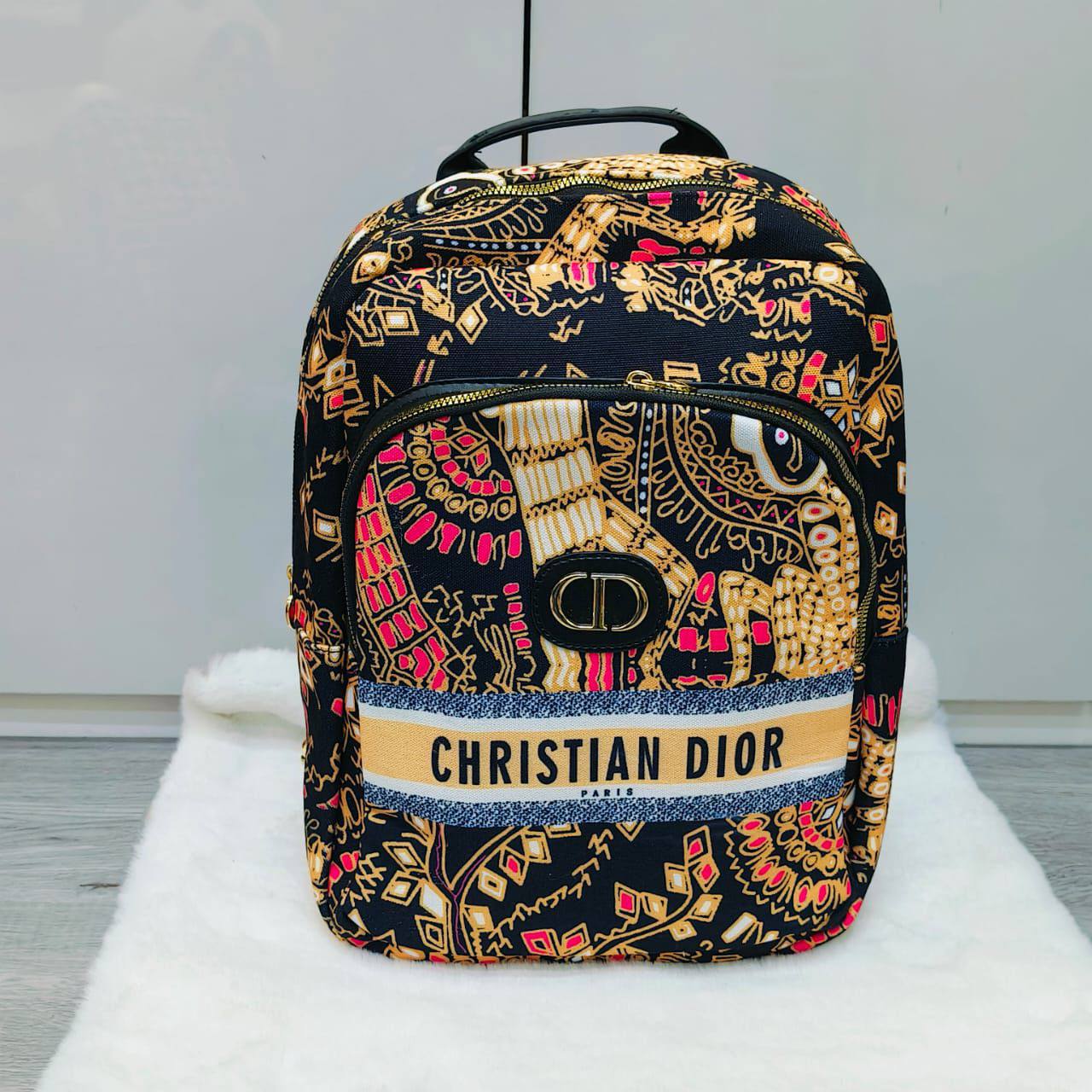 DIOR BACKPACK 
GOOD QUALITY 
55 dhs✅

Zain40
♥️♥️♥️
