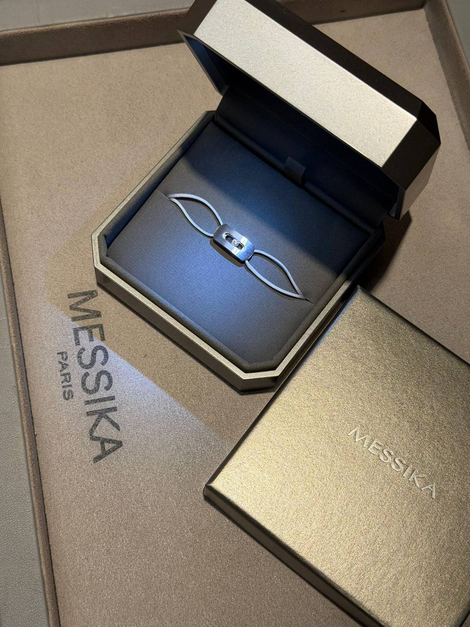 MESSIKA 🩶
* ⁠↗️ *Super Master Quality ®️*⬆️
* MOVE TITANIUM CORD BRACELET Unisex 
* ⁠Black , Blue & Gray Cord
60 dhs✅ Normal Box🌹

Zain106
♥️♥️♥️