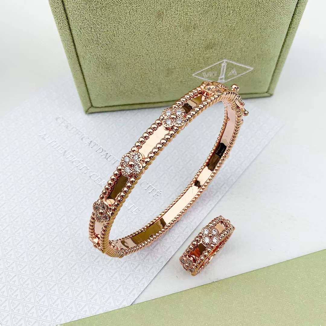 VANCLEAF 
MASTER ✨💫

BANGLE RING

110 DHS SET

WITH BOX AND PAPER BAG🎁🛍️

Zain89
♥️♥️♥️