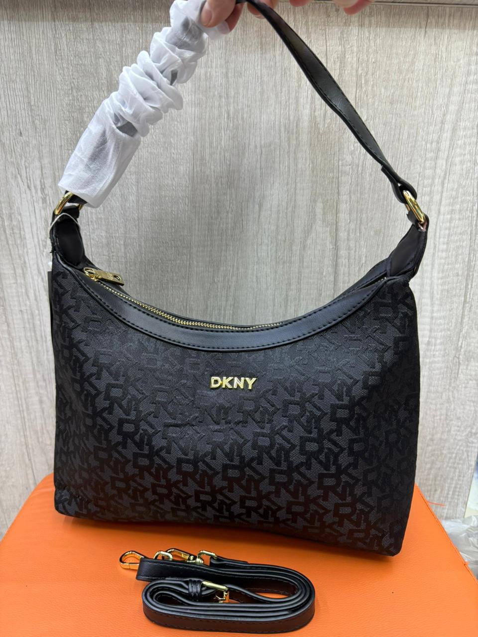 DKNY
Size   30×23cm
95 dhs🪙💚

Zain04
♥️♥️♥️